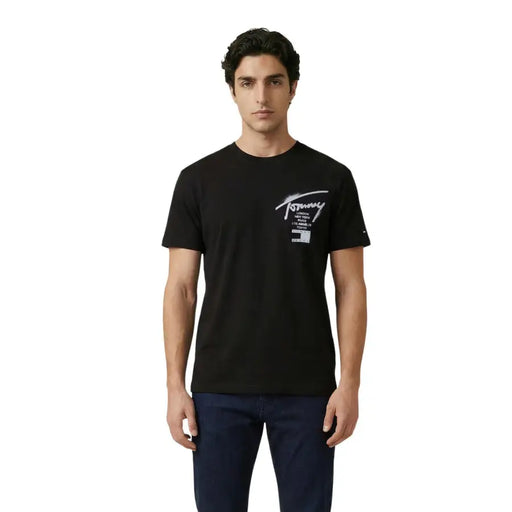 Schwarze Tommy Hilfiger Jeans für Herren t-shirt mit weißem Logo und Schriftzug auf der linken Brustseite aus Baumwollmaterial