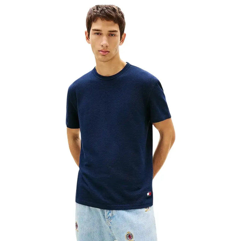 Marineblauer, strukturierter Baumwollstoff t-shirt mit kleinem Tommy Hilfiger Logo unten rechts aus der Tommy Hilfiger Jeans Kollektion