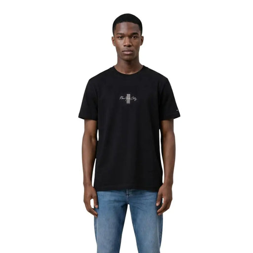 Tommy Hilfiger Jeans Männer t-shirt Schwarzes Kurzarmshirt mit weißem New York City-Motiv und grauem Längsstreifen auf der Brust