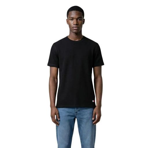 Tommy Hilfiger Jeans Männer t-shirt Schwarzes Kurzarm-T-Shirt mit Rundhalsausschnitt und rot-weiß-blauem Logo-Etikett unten links