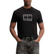 Tommy Hilfiger Jeans Männer t-shirt in Schwarz mit einem weißen Tennisplatz-Logo auf der Vorderseite