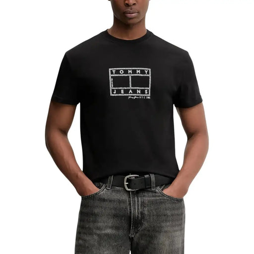 Tommy Hilfiger Jeans Männer t-shirt in Schwarz mit einem weißen Tennisplatz-Logo auf der Vorderseite