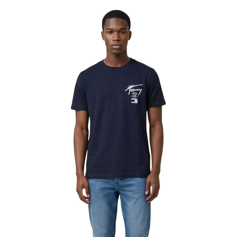 Marineblau Tommy Hilfiger Jeans Männer t-shirt mit kurzen Ärmeln und einem weißen Logodruck auf der Brust