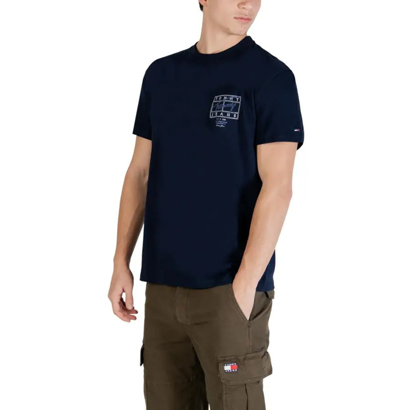 Marineblau Tommy Hilfiger Jeans Herren-T-Shirt aus Bio-Baumwolle mit weißem, gesticktem Logo und kleinem Flaggenaufnäher am Ärmel