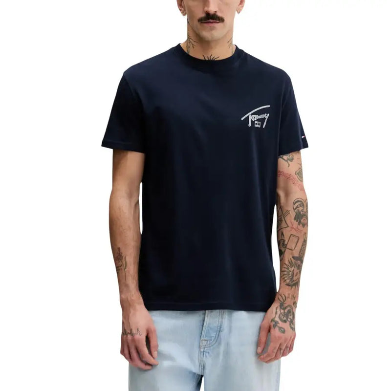 Marineblau Tommy Hilfiger Jeans Männer t-shirt mit weißem Logo auf der linken Brust, kurzärmelig und lässig