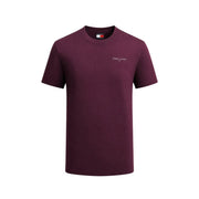 Bordeauxrote Tommy Hilfiger Jeans für Herren t-shirt mit dezentem weißen Logo auf der Brust und passendem Markenetikett am Kragen