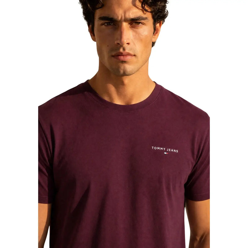 Kastanienbraun Tommy Hilfiger Jeans Männer t-shirt mit dezentem weißen Logo auf der linken Brust, hergestellt aus komfortablem Stoff