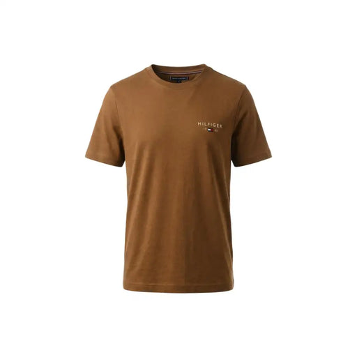 Braunes kurzärmeliges Baumwollshirt von Tommy Hilfiger t-shirt mit dezentem Logo auf der linken Brust und Rundhalsausschnitt für Herren in Größe S