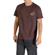 Braune Tommy Hilfiger Jeans für Herren, kurzärmelig t-shirt mit weißem, gesticktem Logo und Flaggenanhänger am Ärmel