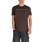 Braun Tommy Hilfiger Jeans Männer t-shirt mit weißem Logo auf der Brust aus lässigem Baumwollstoff