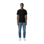 Schwarzes, kurzärmeliges Baumwollshirt mit Rundhalsausschnitt t-shirt mit kleinem rot-weißem Logo unten links von Tommy Hilfiger Jeans