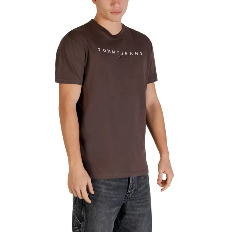 Braun Tommy Hilfiger Jeans Männer t-shirt mit weißem Logo auf der Brust aus Baumwollmaterial für Freizeitkleidung