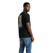 Rückseite einer schwarzen Tommy Hilfiger Herrenjeans t-shirt mit einem dezenten, vertikalen Grafikdruck und Jeanstext