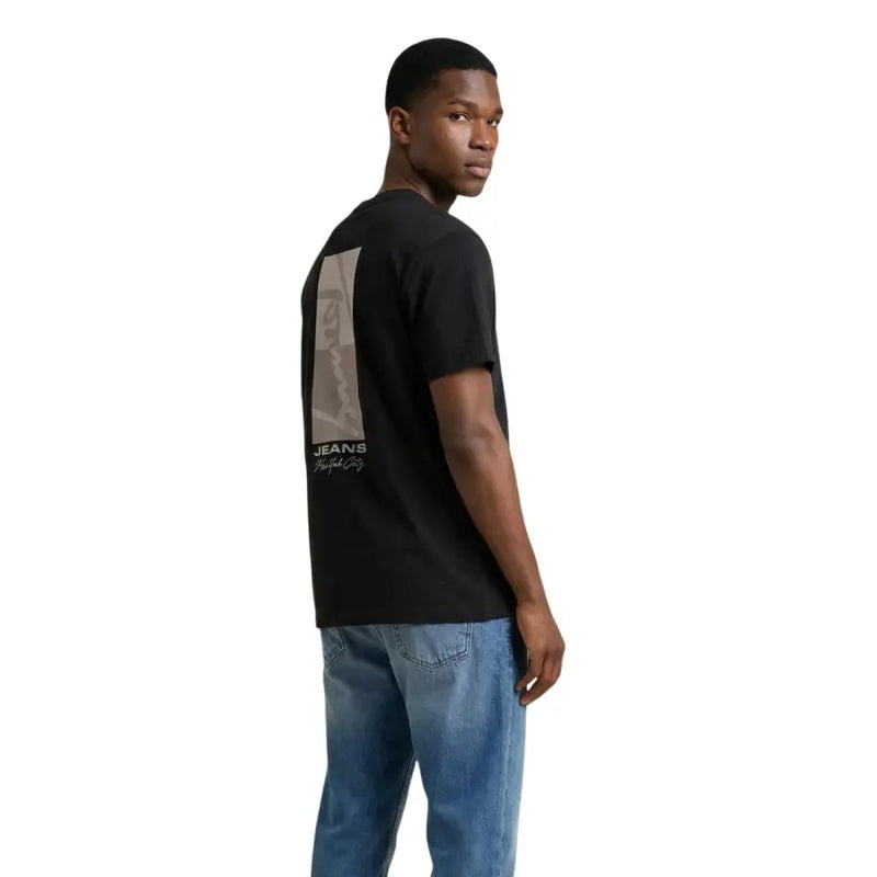 Rückseite einer schwarzen Tommy Hilfiger Herrenjeans t-shirt mit einem dezenten, vertikalen Grafikdruck und Jeanstext