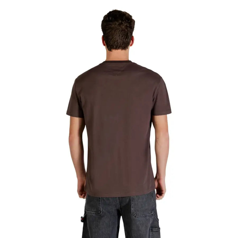 Tommy Hilfiger Jeans Männer t-shirt in dunkelbraunem, kurzärmeligem Baumwoll-T-Shirt mit klassischem Rundhalsausschnitt