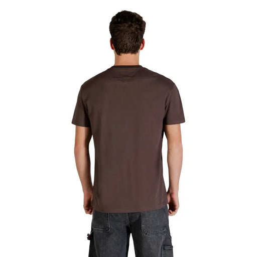 Tommy Hilfiger Jeans Männer t-shirt in dunkelbraunem, kurzärmeligem Baumwoll-T-Shirt mit klassischem Rundhalsausschnitt