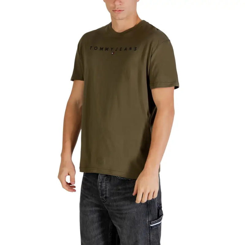 Olivgrüne Tommy Hilfiger Jeans für Herren t-shirt mit schwarzem Logo und rot-weiß-blauem Flaggenemblem auf der Vorderseite