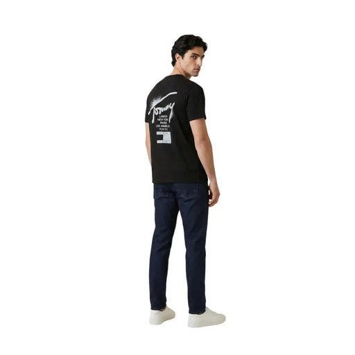 Schwarze Tommy Hilfiger Jeans für Herren t-shirt Rückseite mit weißem Logo und aufgedruckten Städtenamen