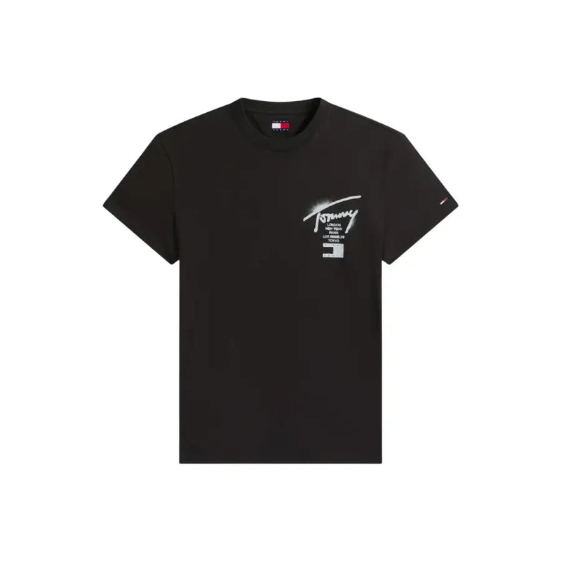 Schwarze Tommy Hilfiger Jeans für Herren t-shirt mit weißem Grafiklogo auf der Brust und kleinem Flaggenanhänger am Kragen