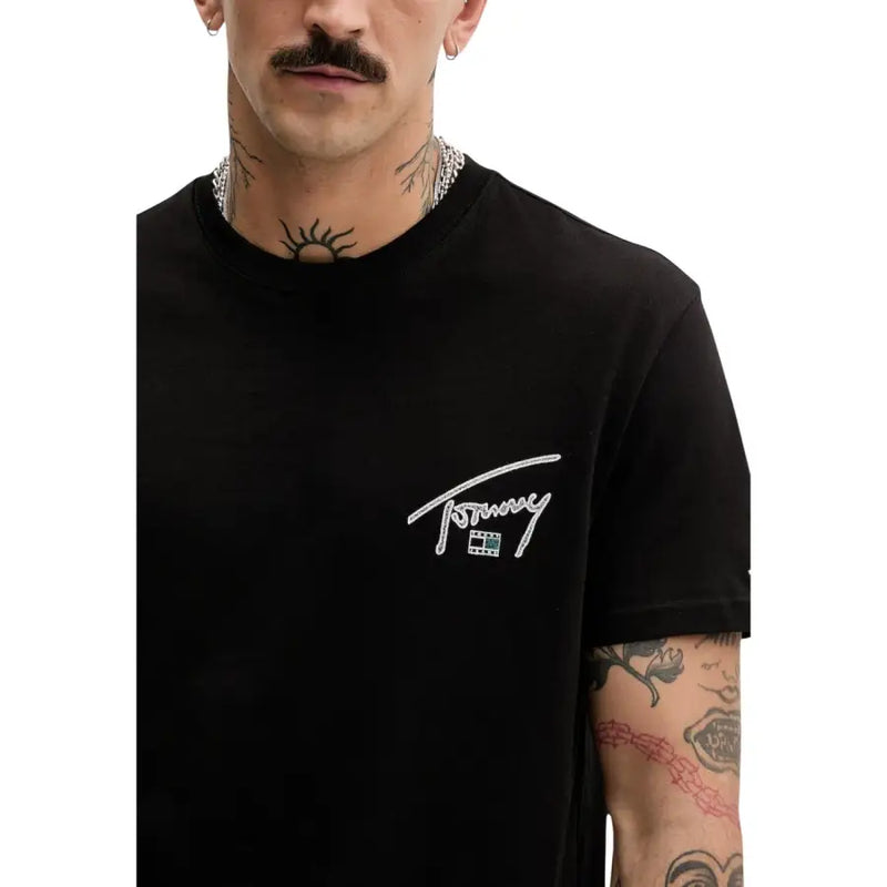 Schwarze Tommy Hilfiger Jeans für Herren t-shirt mit weißem, gesticktem Logo auf der Brust aus Baumwollmaterial