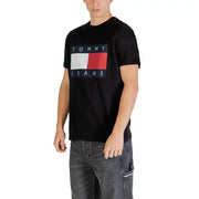 Schwarz Tommy Hilfiger Jeans Herren t-shirt mit einem markanten rechteckigen Logo mit weißen und roten vertikalen Streifen und marineblauem Text