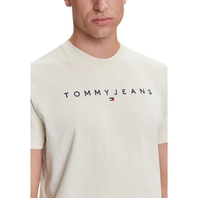 cremefarben Tommy Hilfiger Jeans Männer t-shirt mit schwarzem Tommy Jeans Schriftzug und einem kleinen Flaggenlogo darunter