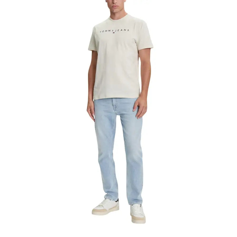 Beige Tommy Hilfiger Jeans für Herren t-shirt mit schwarzem Logoprint auf der Brust aus komfortablem Stoff