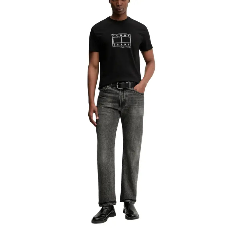 Schwarz Tommy Hilfiger Jeans Männer t-shirt mit weißem rechteckigem Logo, das den Markennamen und das Design eines Tennisplatzes zeigt
