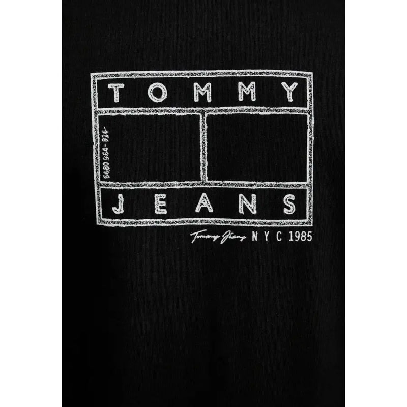 Schwarz Tommy Hilfiger Herrenjeans t-shirt Tommy Jeans NYC 1985 Logo in fetten Blockbuchstaben im weißen Tafel-Stil