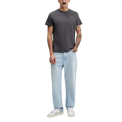 Tommy Hilfiger Jeans Männer t-shirt Dunkelgraues, kurzärmeliges Baumwollshirt mit Rundhalsausschnitt und kleinem weißen Logo auf der linken Brust.