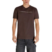 Braun Tommy Hilfiger Jeans Männer t-shirt mit weißem Logo und rot-weiß-blauem Flaggenemblem auf der Brust
