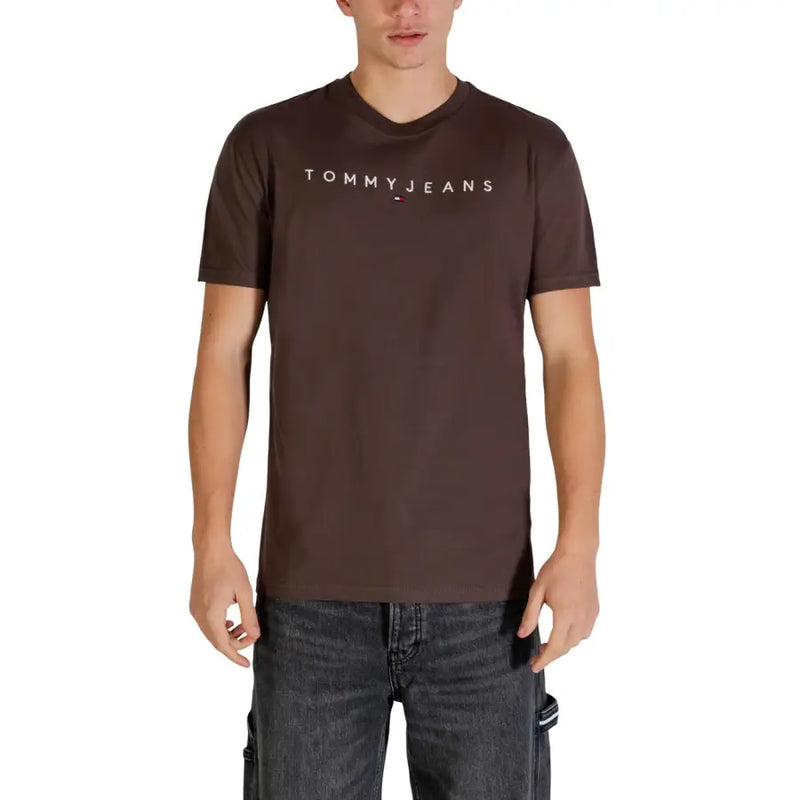 Braun Tommy Hilfiger Jeans Männer t-shirt mit weißem Logo und rot-weiß-blauem Flaggenemblem auf der Brust