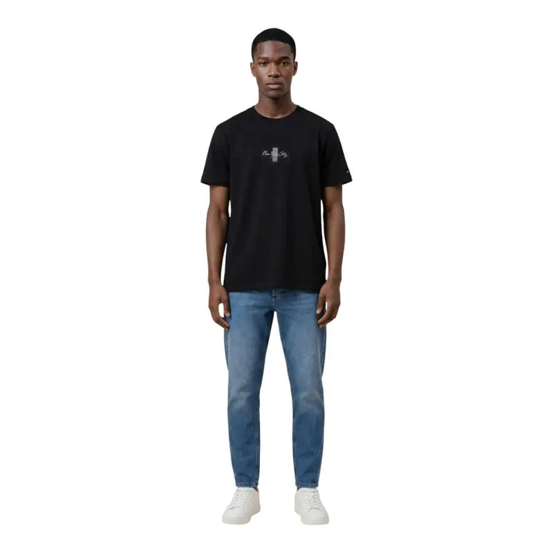 Tommy Hilfiger Jeans Männer t-shirt Schwarzes Baumwollshirt mit kurzen Ärmeln und dezentem, weiß gesticktem Logo auf der Brust