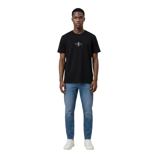 Tommy Hilfiger Jeans Männer t-shirt Schwarzes Baumwollshirt mit kurzen Ärmeln und dezentem, weiß gesticktem Logo auf der Brust