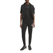 Schwarze Tommy Hilfiger Jeans-Jogginghose mit kleinem weißen und roten Logo-Patch am linken Oberschenkel für Herren