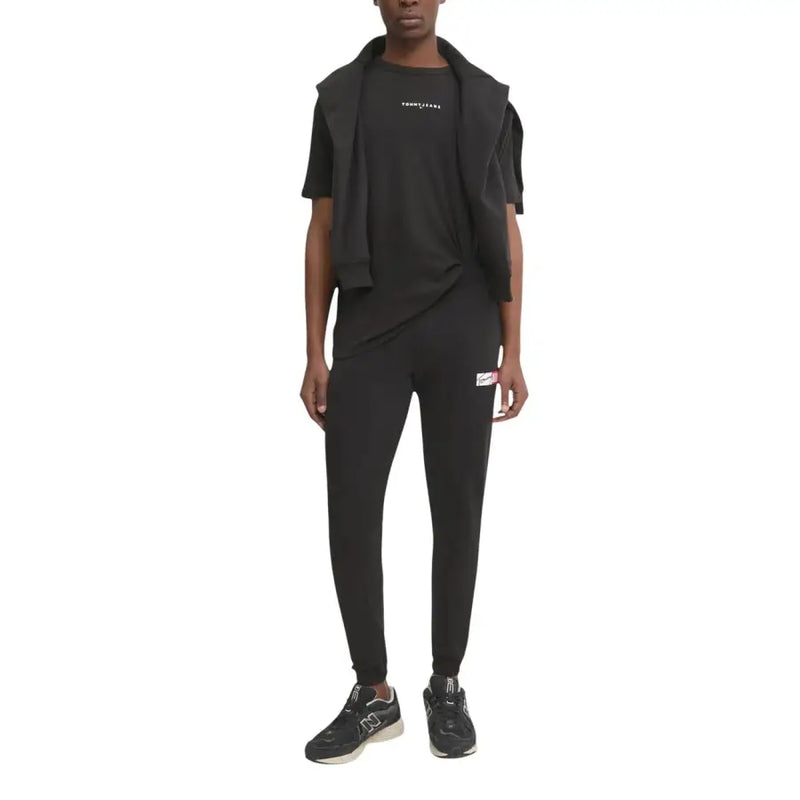 Schwarze Tommy Hilfiger Jeans-Jogginghose mit kleinem weißen und roten Logo-Patch am linken Oberschenkel für Herren
