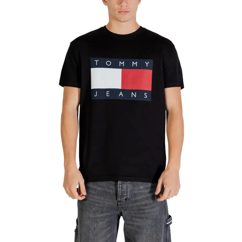 Schwarze Tommy Hilfiger Jeans für Herren t-shirt mit einem markanten rechteckigen Logo mit weißen, roten und marineblauen Streifen