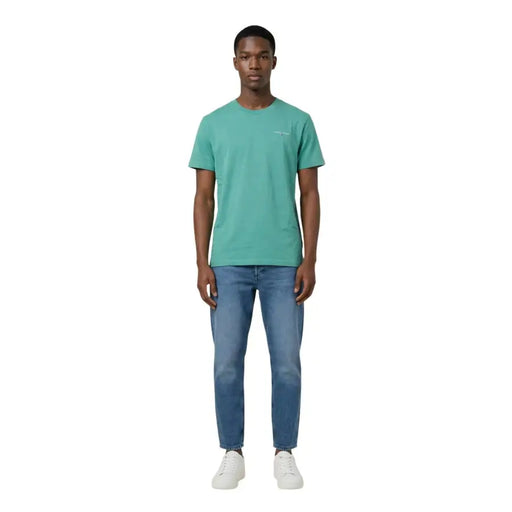 Tommy Hilfiger Jeans Männer t-shirt Aus petrolfarbener Baumwolle, mit kurzen Ärmeln und einem dezenten, gestickten Logo auf der linken Brust.