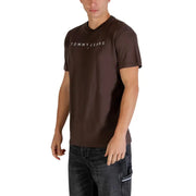 Braun Tommy Hilfiger Jeans Männer t-shirt mit einem weißen Logo auf der Brust aus lässigem Baumwollstoff