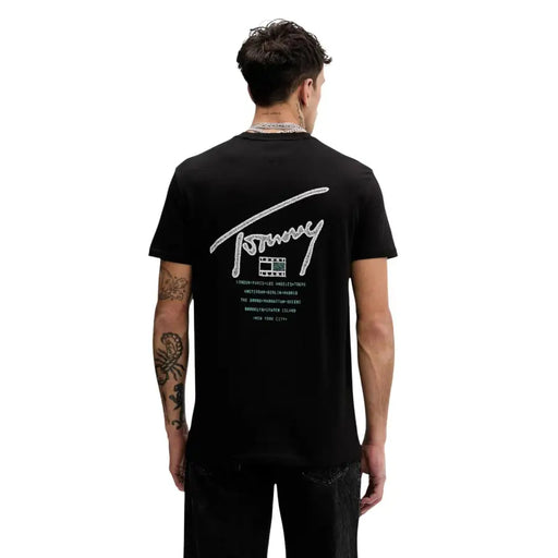 Schwarze Tommy Hilfiger Jeans für Herren t-shirt mit weißem Logo im Filmstreifen-Design und darunter aufgedruckten Städtenamen