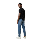 Eine mittelblaue Jeans mit klassischem geradem Bein aus Denim. Tommy Hilfiger Herrenkollektion