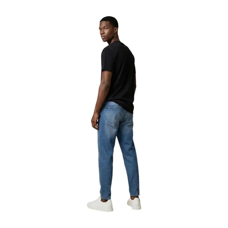 Eine mittelblaue Jeans mit klassischem geradem Bein aus Denim. Tommy Hilfiger Herrenkollektion