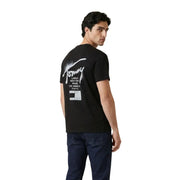 Schwarz Tommy Hilfiger Jeans t-shirt mit weißem Graffiti-Logo und unten aufgedruckten Städtenamen auf Herren-Freizeitkleidung
