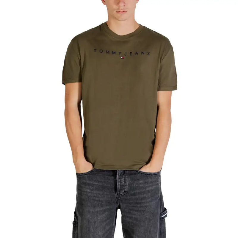 Olivgrüne Tommy Hilfiger Jeans für Herren t-shirt mit dezentem schwarzem Logo auf der Brust aus weichem Baumwollmaterial