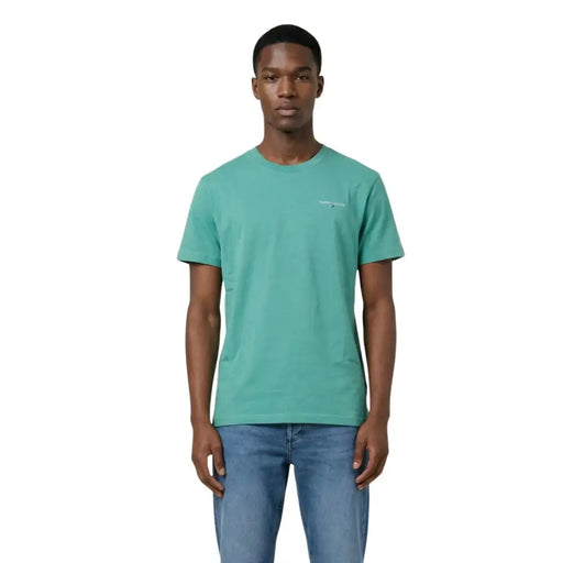 Türkisfarbene Tommy Hilfiger Jeans für Herren t-shirt mit Rundhalsausschnitt und dezentem weißen Logo auf der linken Brust für lässige Kleidung