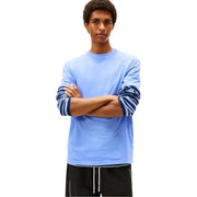 Hellblau Tommy Hilfiger Jeans Herren-T-Shirt mit langen Ärmeln, marineblau-weiß gestreiften Bündchen, aus Bio-Baumwolle