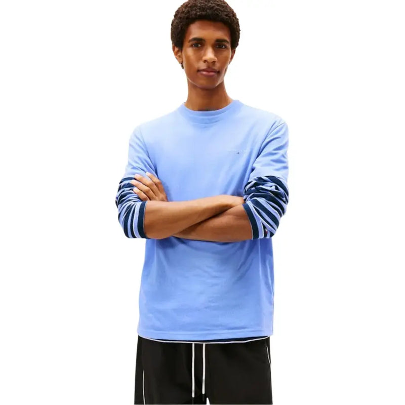 Hellblau Tommy Hilfiger Jeans Herren-T-Shirt mit langen Ärmeln, marineblau-weiß gestreiften Bündchen, aus Bio-Baumwolle