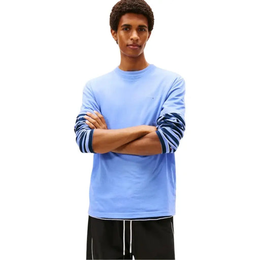 Hellblau Tommy Hilfiger Jeans Herren-T-Shirt mit langen Ärmeln, marineblau-weiß gestreiften Bündchen, aus Bio-Baumwolle