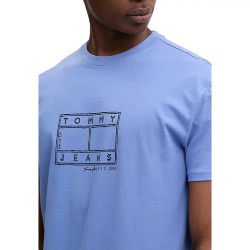 Hellblau Tommy Hilfiger Jeans-Herren-T-Shirt aus Bio-Baumwolle mit schwarzem, gesticktem Tommy Jeans-Logo und charakteristischem Design