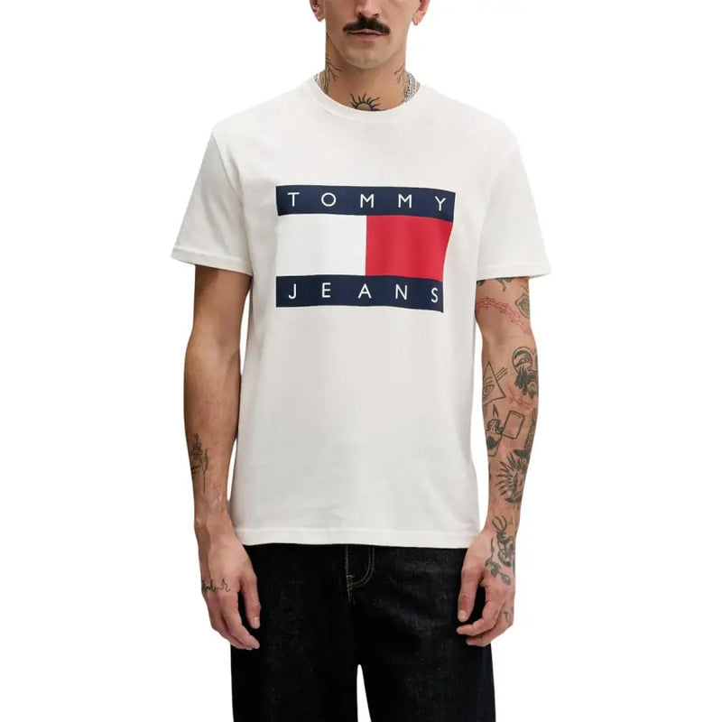 Weiße Tommy Hilfiger Jeans für Herren t-shirt mit einem markanten rot-weiß-marineblauen Logo auf der Brust